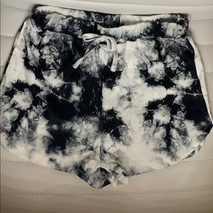 Great and white tie die shorts with Waist tie